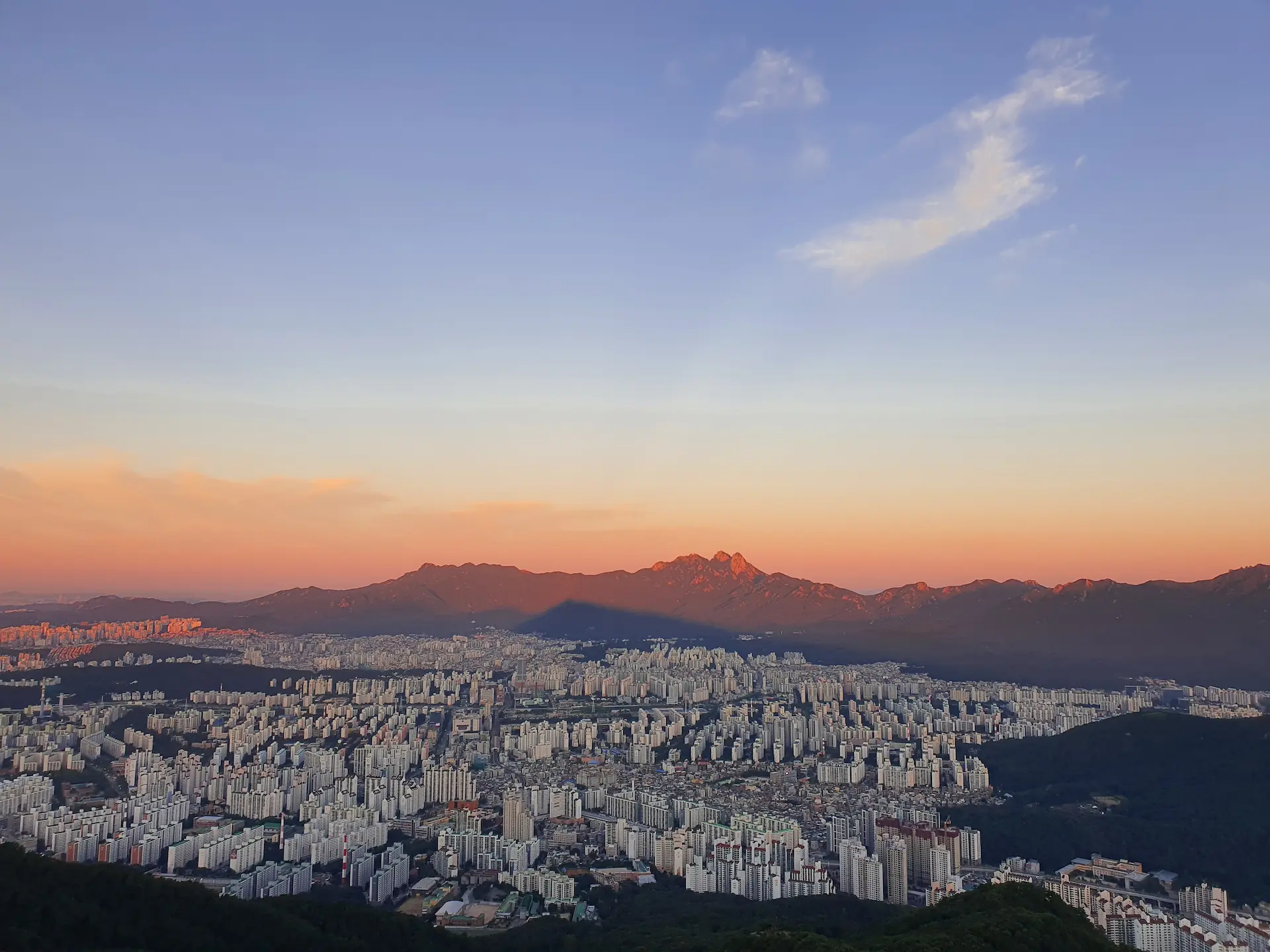 해가 들어오는 북한산